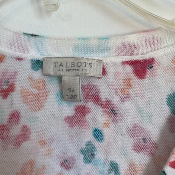 Flowered patterned blouse. - Picture 3 of 5